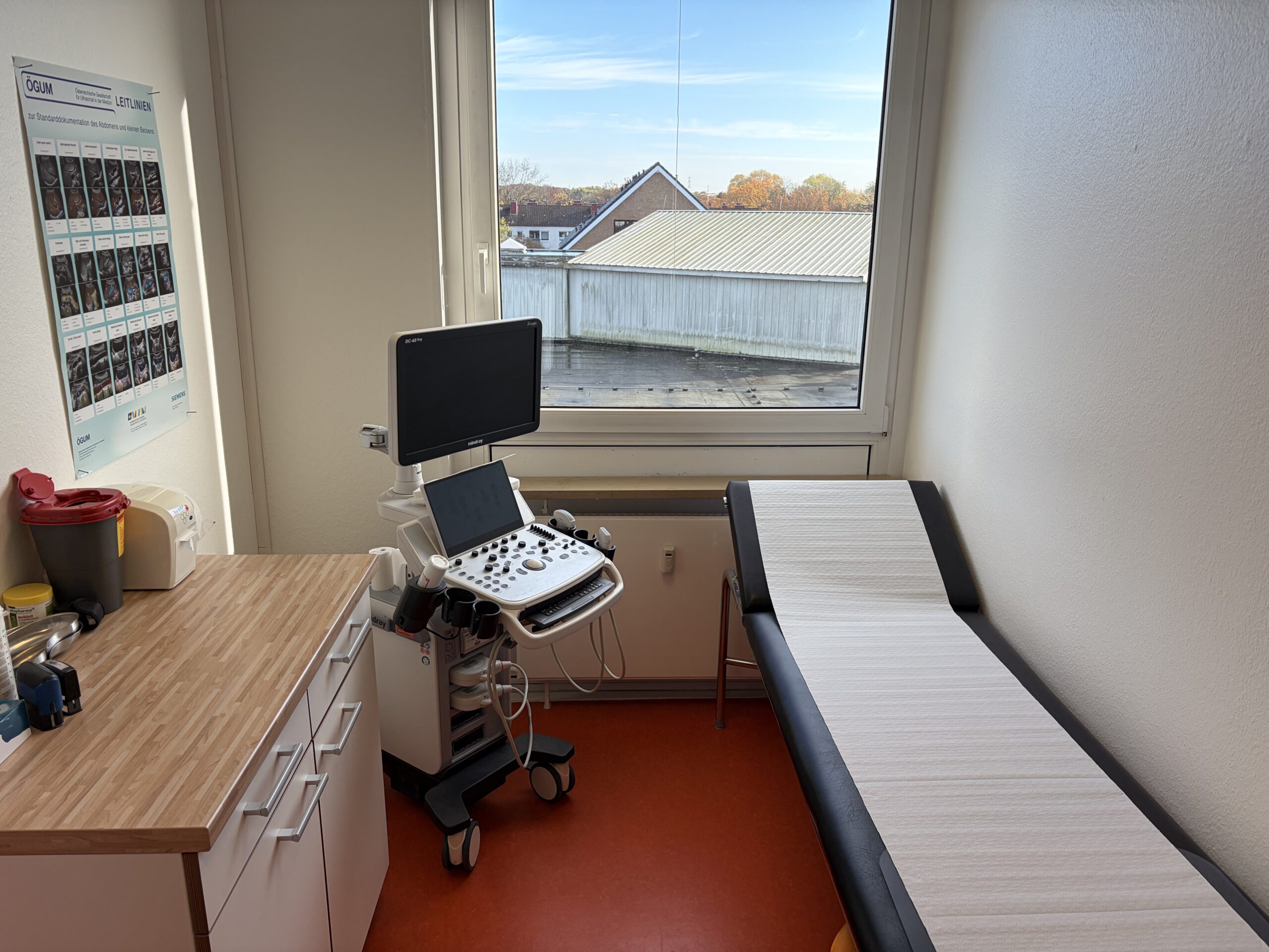 Separater Untersuchungsraum mit Sonographiegerät